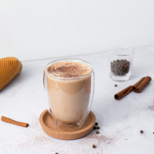Kaffee mit gemahlenem Pfeffer
